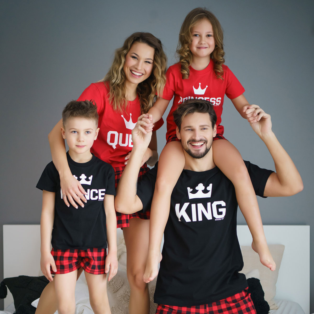Kobieta i mężcyzna z dwójką dzieci w piżamach polskiej marki